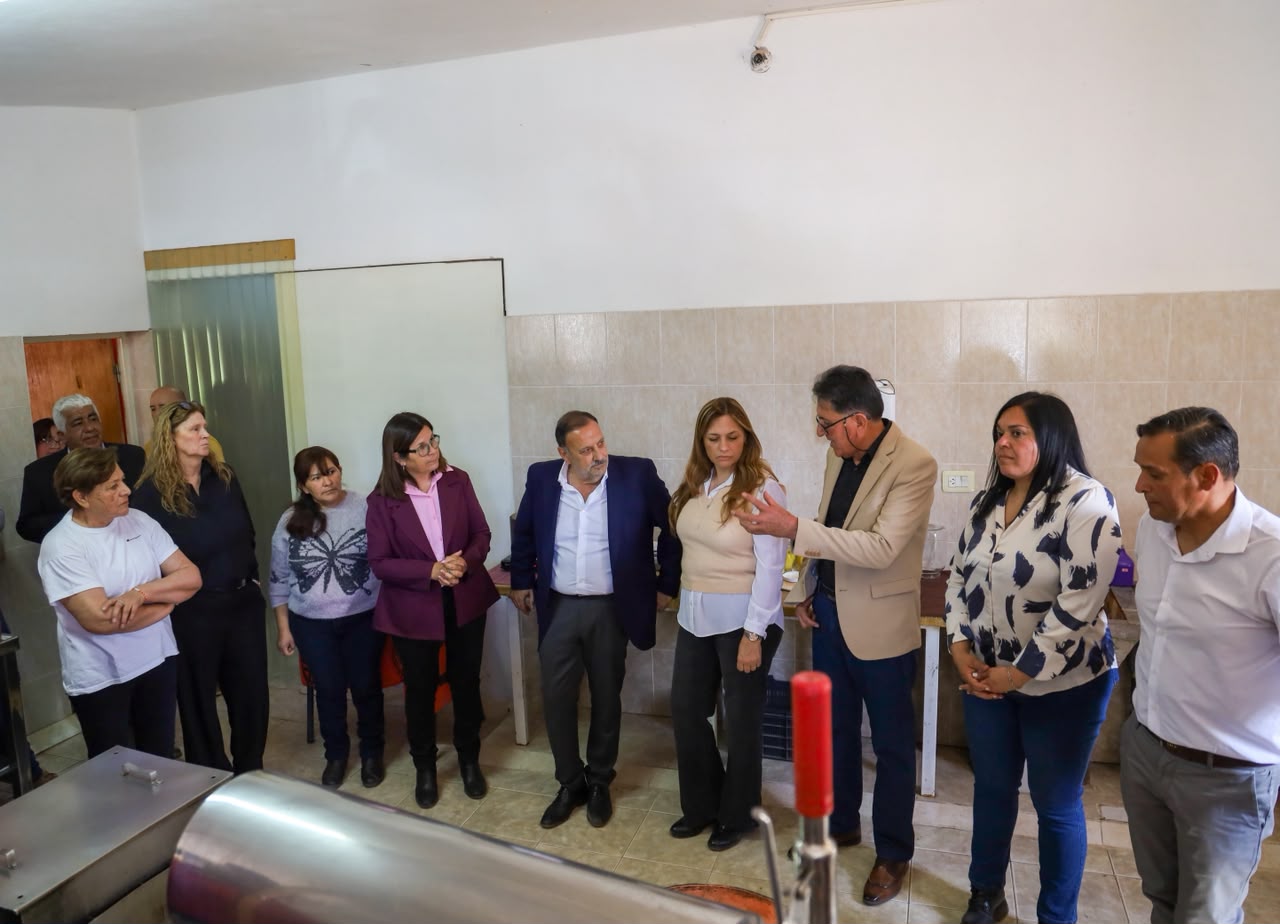 Entre dulces y proyectos, las productoras de La Sauceña celebraron la visita de Quintela: “Nos llena de alegría que el Gobernador reconozca nuestro trabajo”